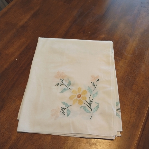 Vintage Hand Embroidered Floral Tablecloth 65" x 55" - Picture 10 of 11